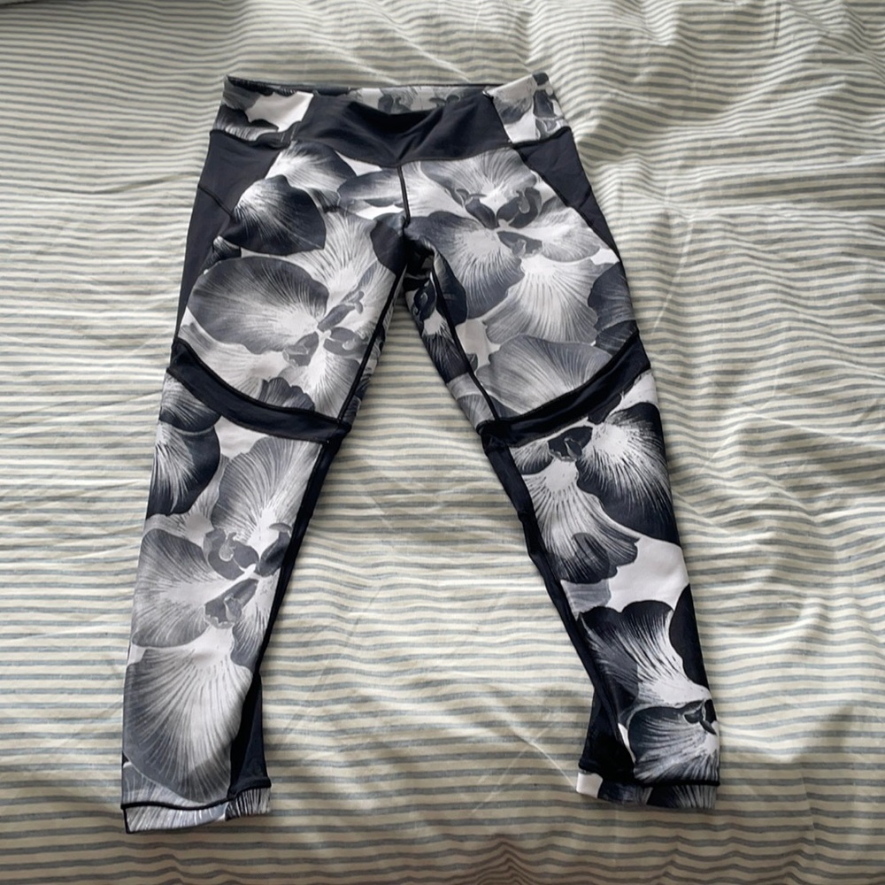 EUC Calia by Carrie Underwood black & white leggings w/cute mesh detail! Large